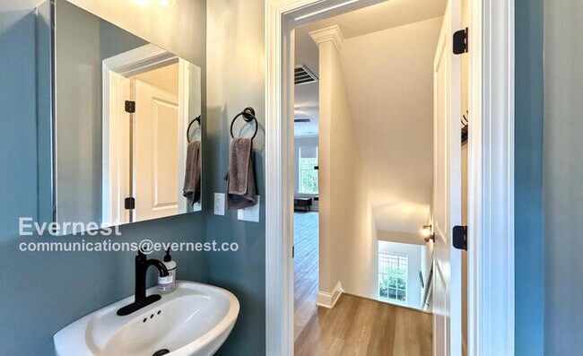 Building Photo - Beautiful 1 Bed, 1 Bath Apartment with Mod...