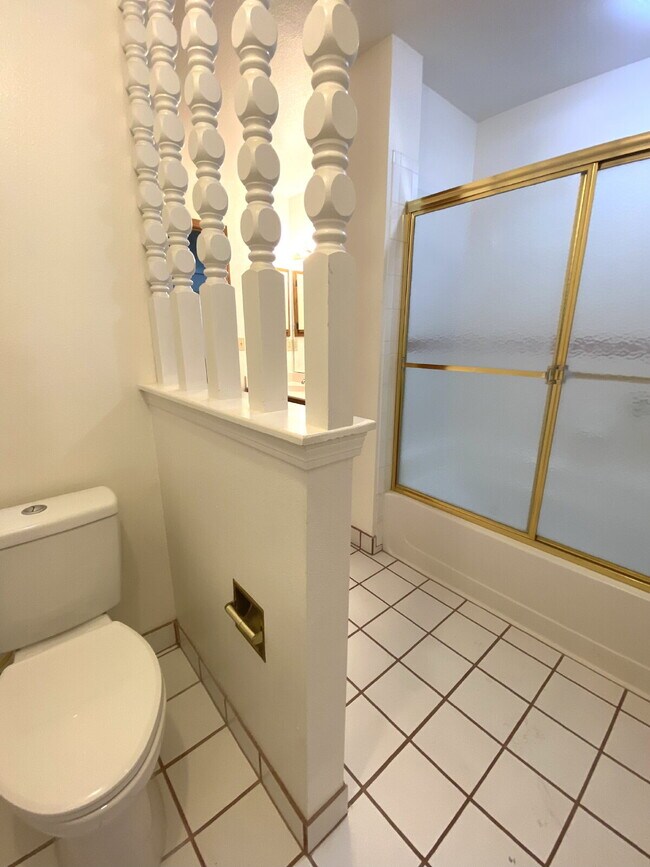 Building Photo - 1BR/1Bath Condo w/Garage