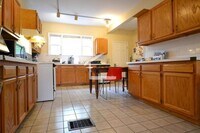 Building Photo - No Brokers Fee, In-Unit Washer and Dryer, Pets Friendly Unit, Eat-in Kitchen, Backyard