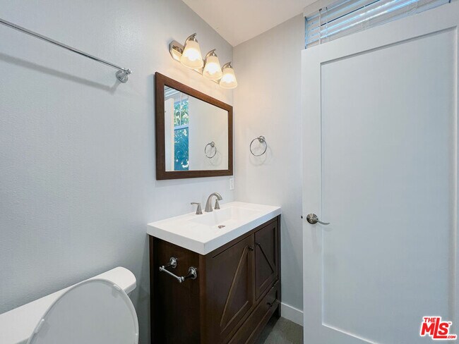 Building Photo - 2641 S Budlong Ave