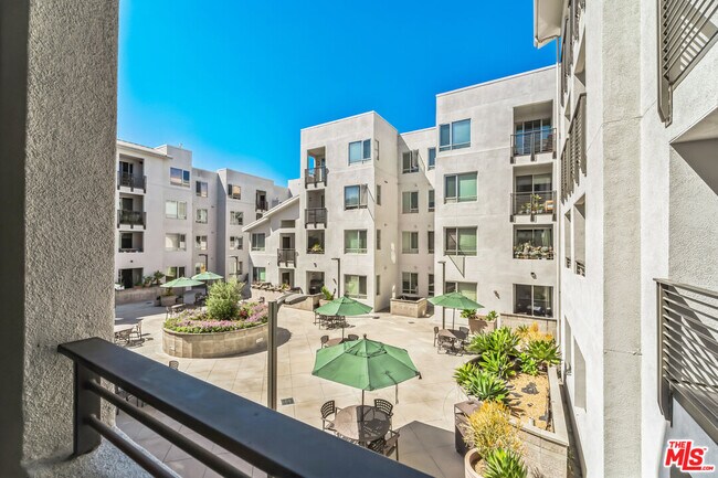 Building Photo - 6400 Crescent Prk E