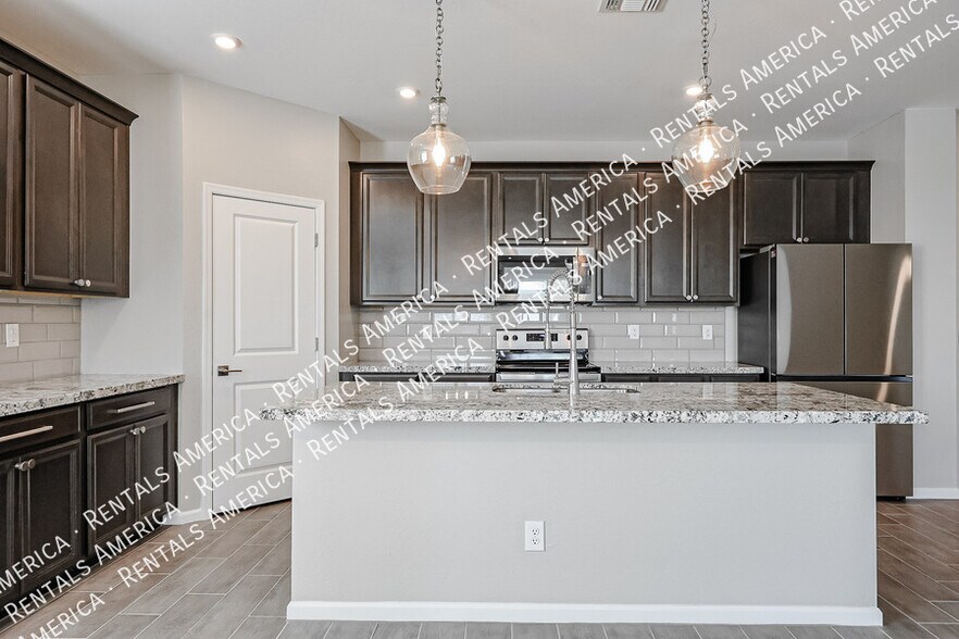 Building Photo - 17817 W Country Club Terrace
