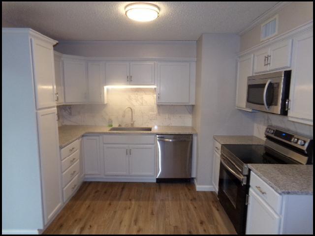 Building Photo - 8 Brookway Ln