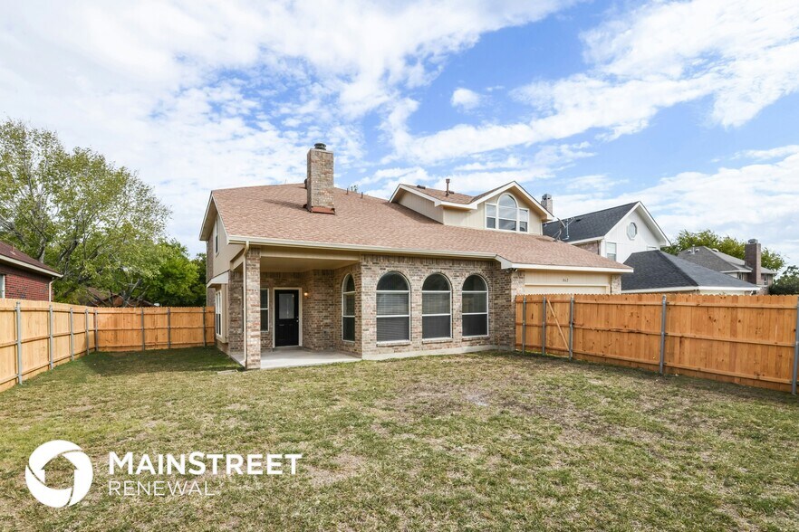 Building Photo - 862 Raintree Ln