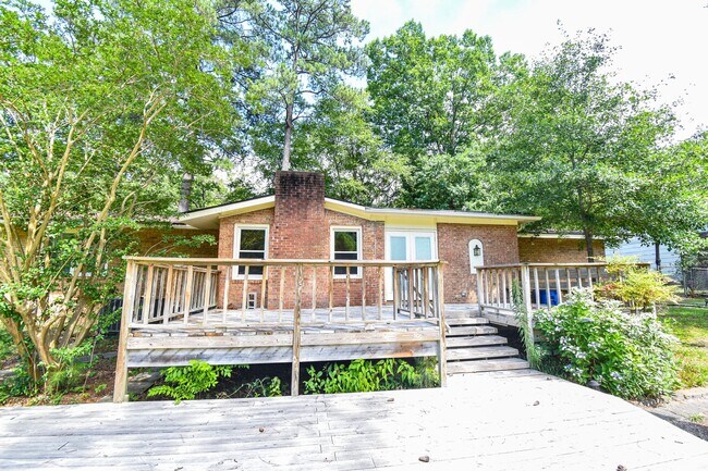 Building Photo - 3 Bedroom 2 Bathroom Home- Pets Considered