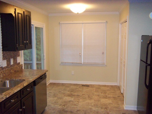 Building Photo - **AVA. 10/1, Possibly Sooner!** 3BR/2BA We...