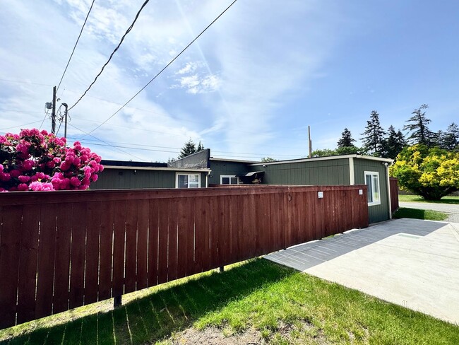 Building Photo - Charming 2 Bedroom Duplex - Granite Counters, Plank Flooring, Fully Fenced, Storage Shed!