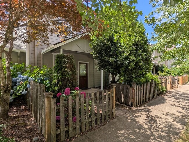 Building Photo - 3 Bedroom, 2 Bath Home Close To Skinner Butte!