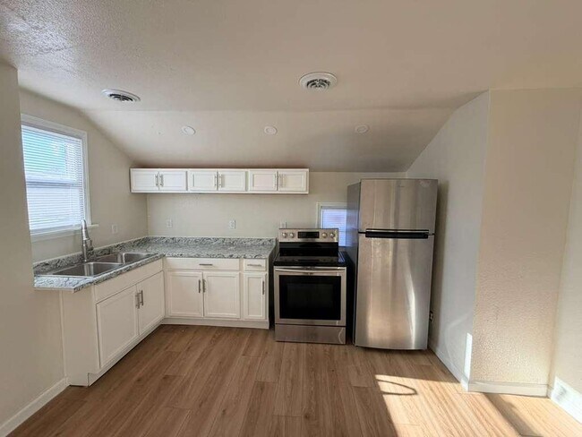 Building Photo - 653A W Bruce St - ?? EKO Homes | 2Bed, 1bath