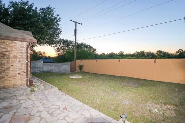 Building Photo - 1402 Longhorn Dr