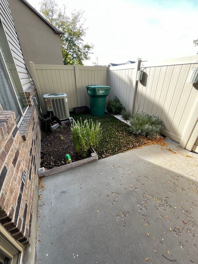 Building Photo - Rent Reduction & HOA Included! Call Today!...