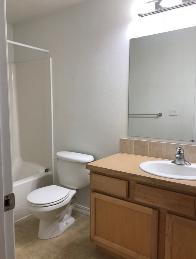 Building Photo - Large 3 Bedroom Home in Park Orchard Neigh...