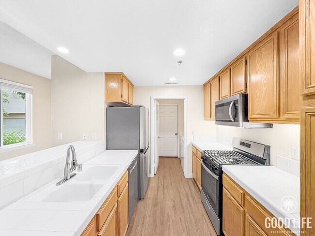 Building Photo - Beautiful 2Bd/2Ba Available In Sabre Springs