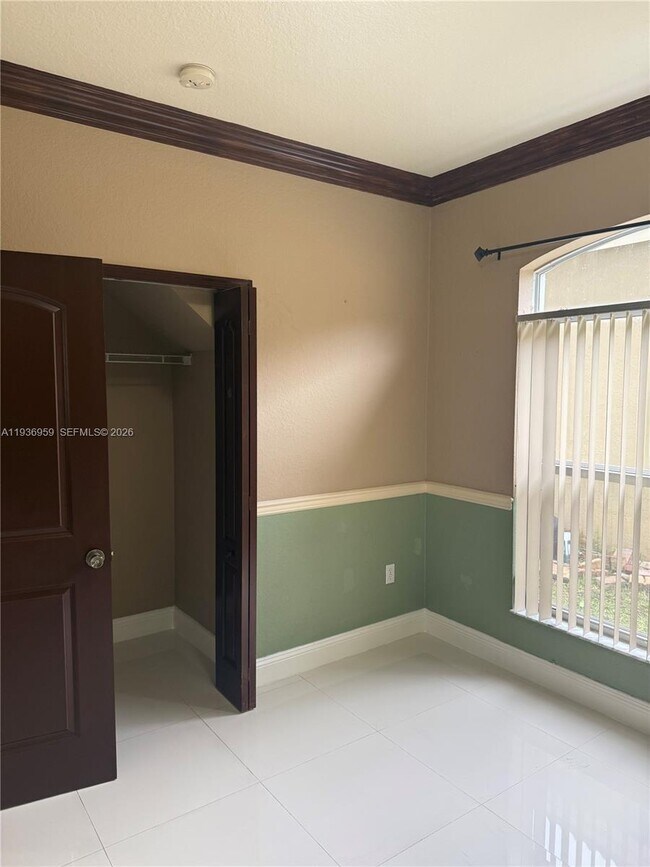 Building Photo - 3951 NE 13th Dr