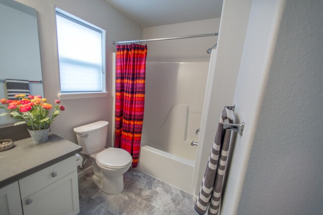 Building Photo - 16832 NW Oak Creek Dr