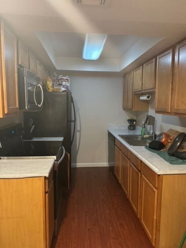 Building Photo - 2 bedroom 2 bath condo located in a gated community