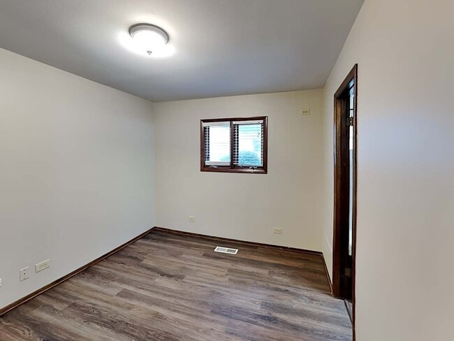 Building Photo - 16400 Sherwood Dr