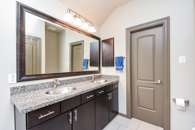 Building Photo - 78 Aventura Pl