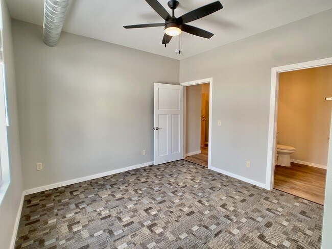 Building Photo - 207 E 4th St