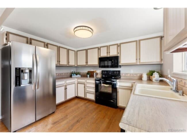 Building Photo - 7073 S Elm St