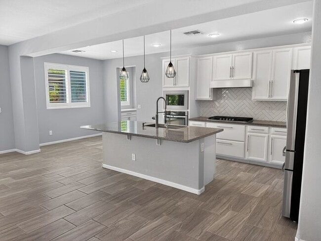 Building Photo - Stunning 5 Bed/5Bath Home in Gated Community – Over 3,100 SqFt of Modern Living -New Carpet throu...