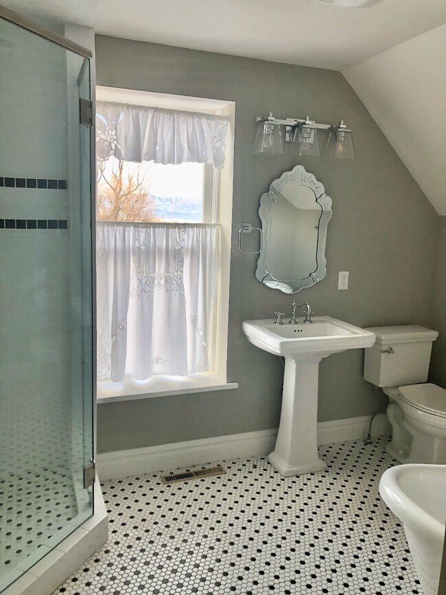 Building Photo - 90 S Main St