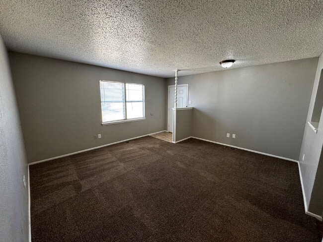 Building Photo - Duplex Located West Of University Near Par...