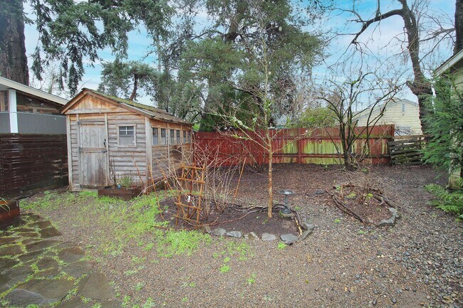 Building Photo - 5325 N Fessenden St