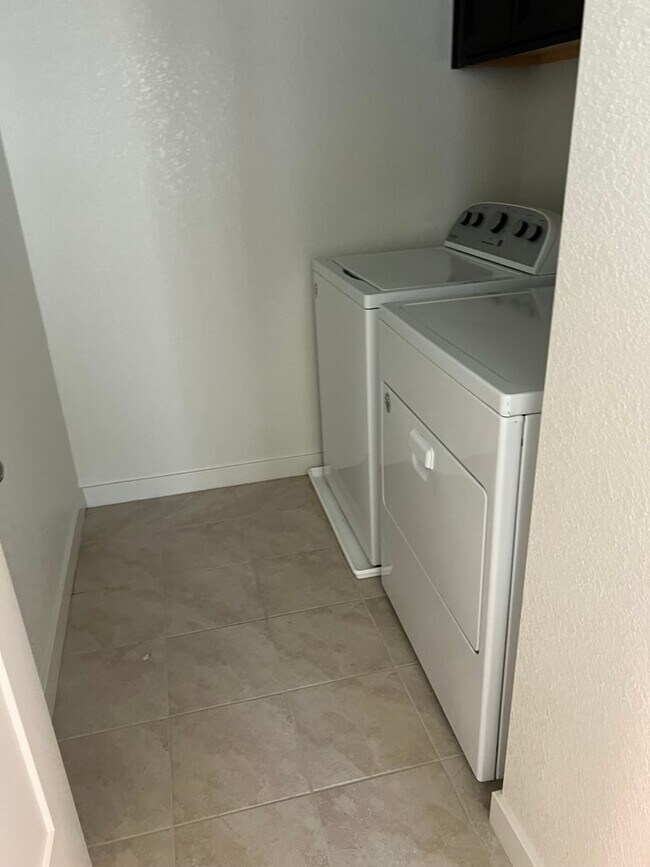 Building Photo - 1095 Wake Forest Ct