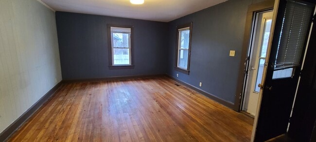 Building Photo - 208 E Grimes Ln
