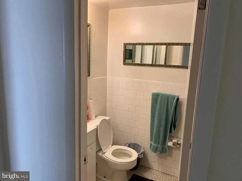 Bathroom - 4520 King St