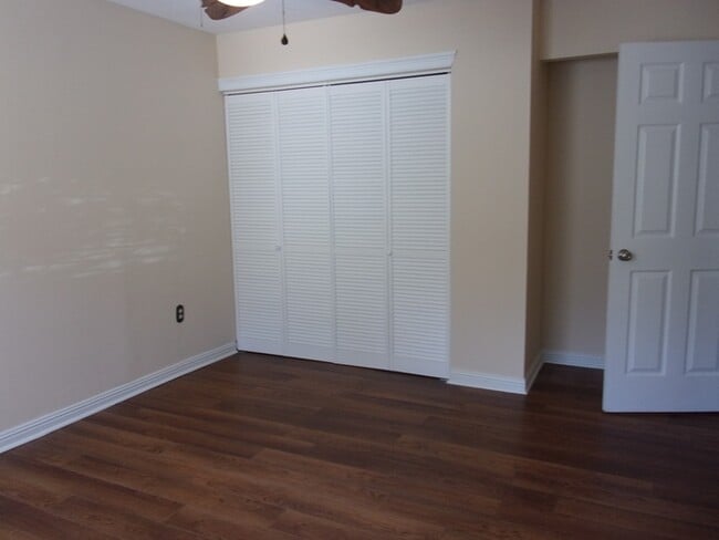 Building Photo - 2 Bedroom 1 Bath Ground Floor Condo in Hunters Trail