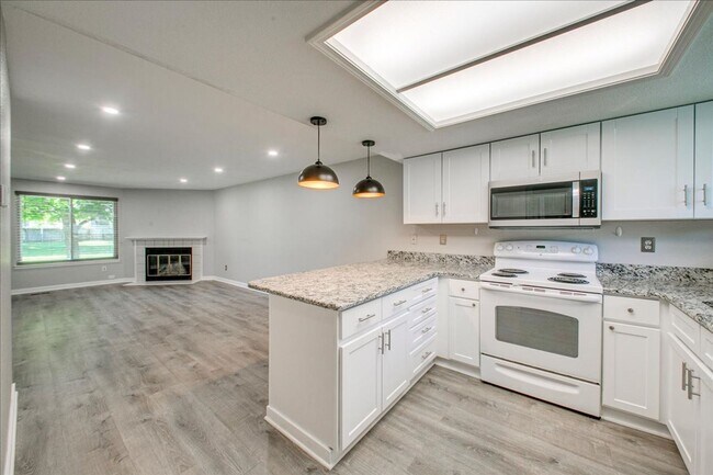 Building Photo - Bright & Stylish Townhome in the Heart of ...