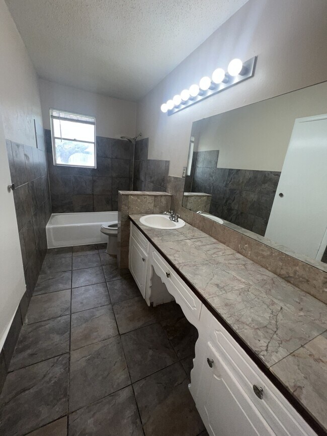 Building Photo - 361 Heirloom Dr