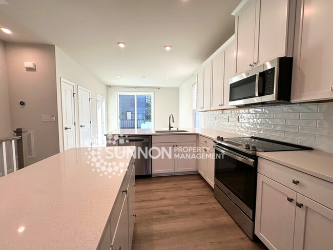 Building Photo - 3 Bedroom Townhome Located in Wendover Green