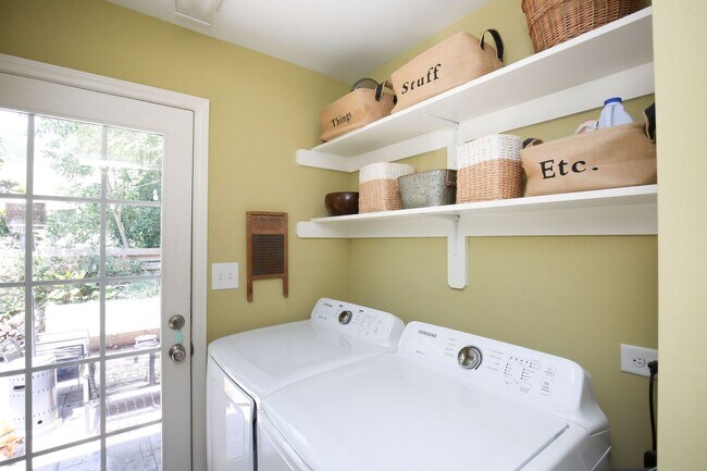 Building Photo - Adorable 3 bedroom ranch with fenced yard!