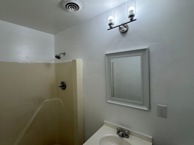 Building Photo - 3 Bedroom Brick Ranch Style Home