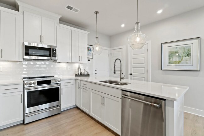 Building Photo - 1117 N Lombardy St