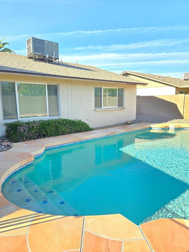 Building Photo - 1615 W Summit Pl