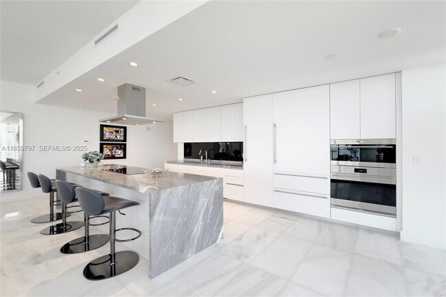 Building Photo - 700 NE 26th Terrace