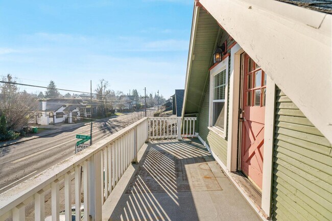 Building Photo - Charming, vintage 2-bdrm/1-bath upper in Richmond neighborhood. W/D, storage, off-street parking