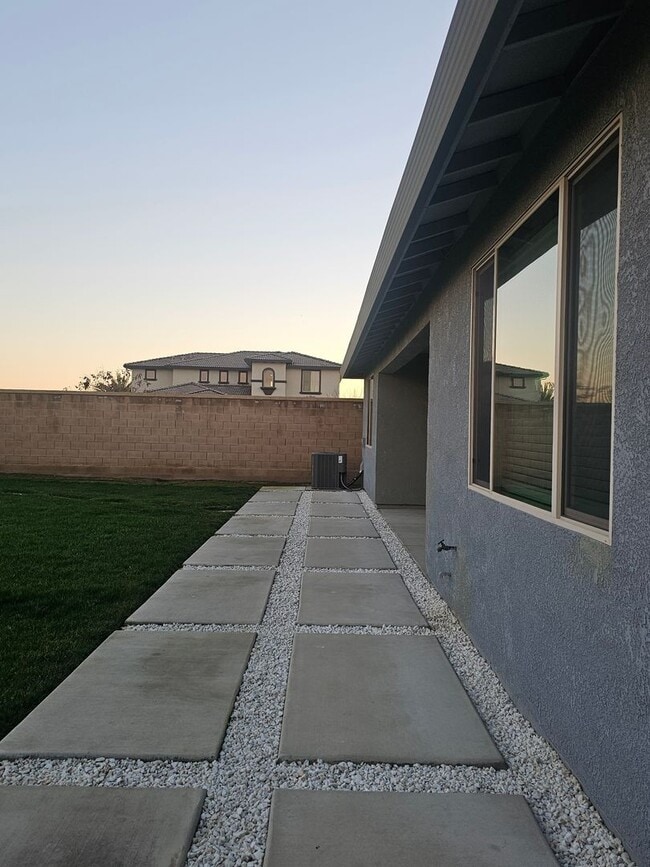 Building Photo - Beautiful Home in Gated Community