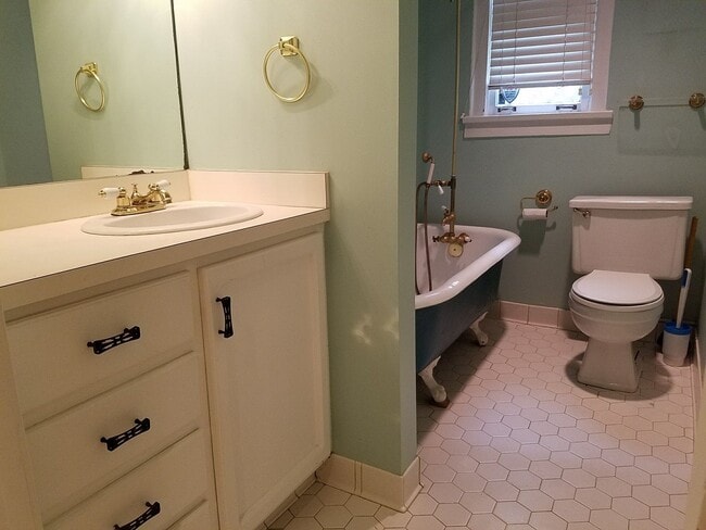 Building Photo - 1bd/1ba Condo Across the Street From Piedm...