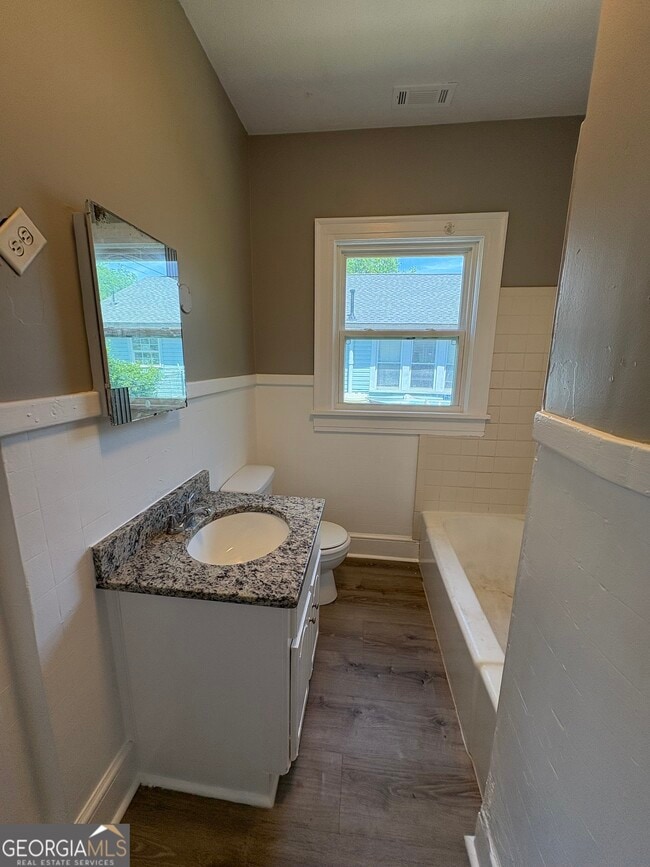 Building Photo - 11 S Elm St SW