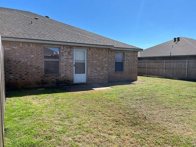 Building Photo - 3 bedroom/2 bath duplex in Midway ISD
