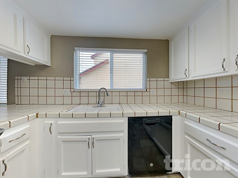 Building Photo - 3400 Suffolk Dr