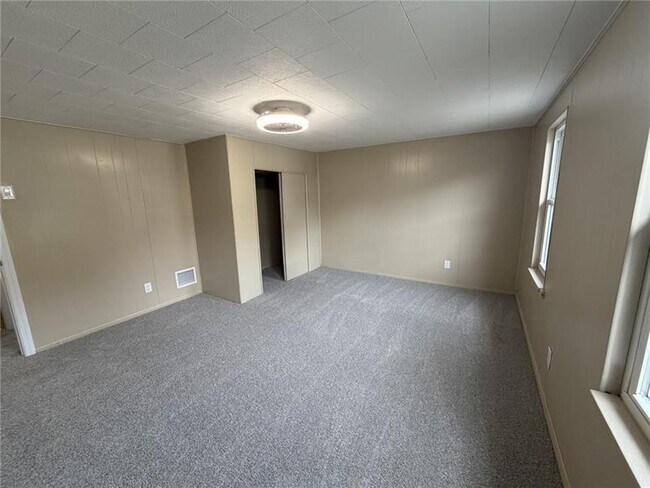 Building Photo - 1156 Eisenhower Dr