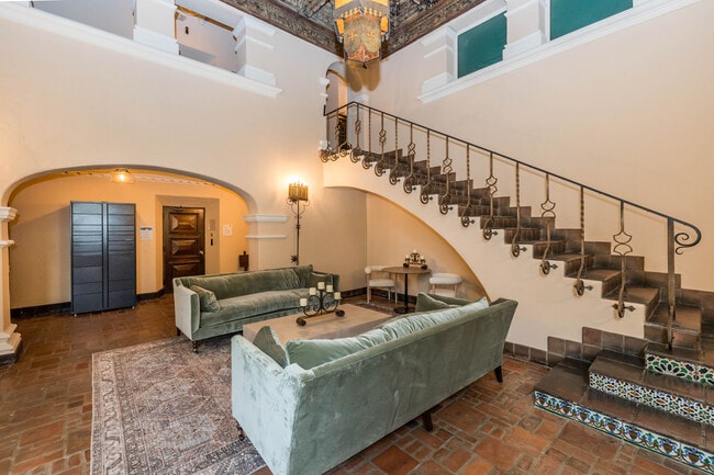 Building Photo - 491 Crescent