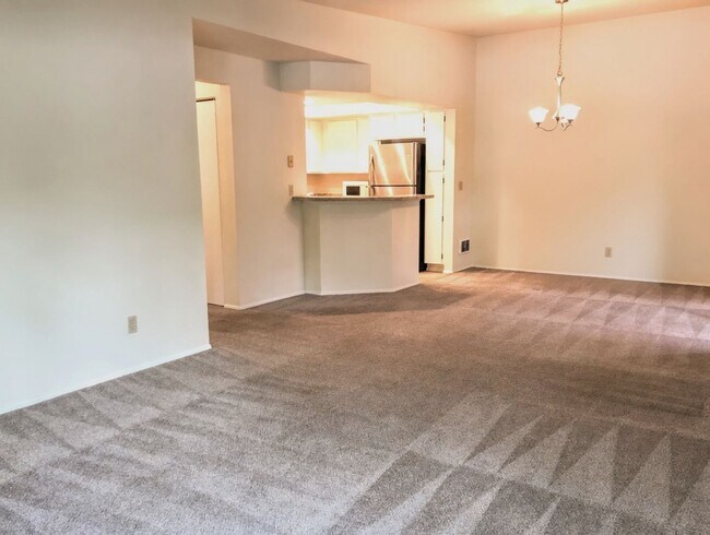 Building Photo - Spacious 2db, 2ba Condo Downtown Bellevue in Tranquil Setting