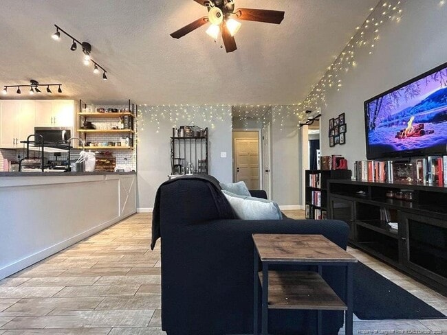 Building Photo - 627 Dowfield Dr